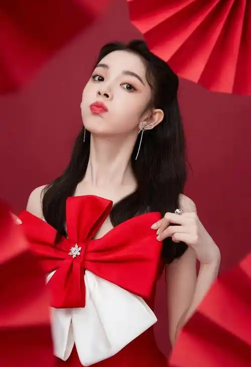 陈瑶穿大蝴蝶结红裙,皓齿星眸,肌如凝脂,太漂亮了_玫瑰_作品_飞吻