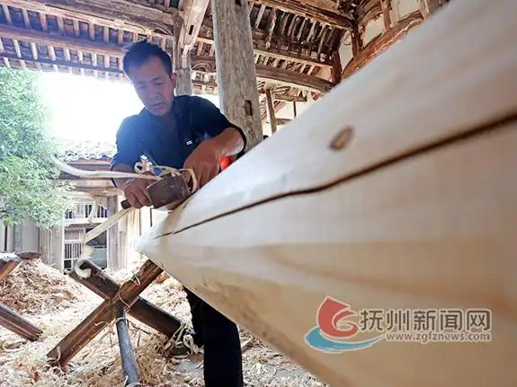 近日,在东乡区黎圩镇浯溪村,传统手工艺匠人正忙着修缮古建筑.