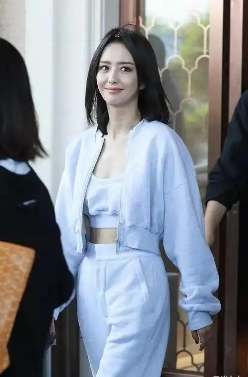 佟丽娅上班图露脐运动装辣味十足早这么穿哪还有陈思诚什么事