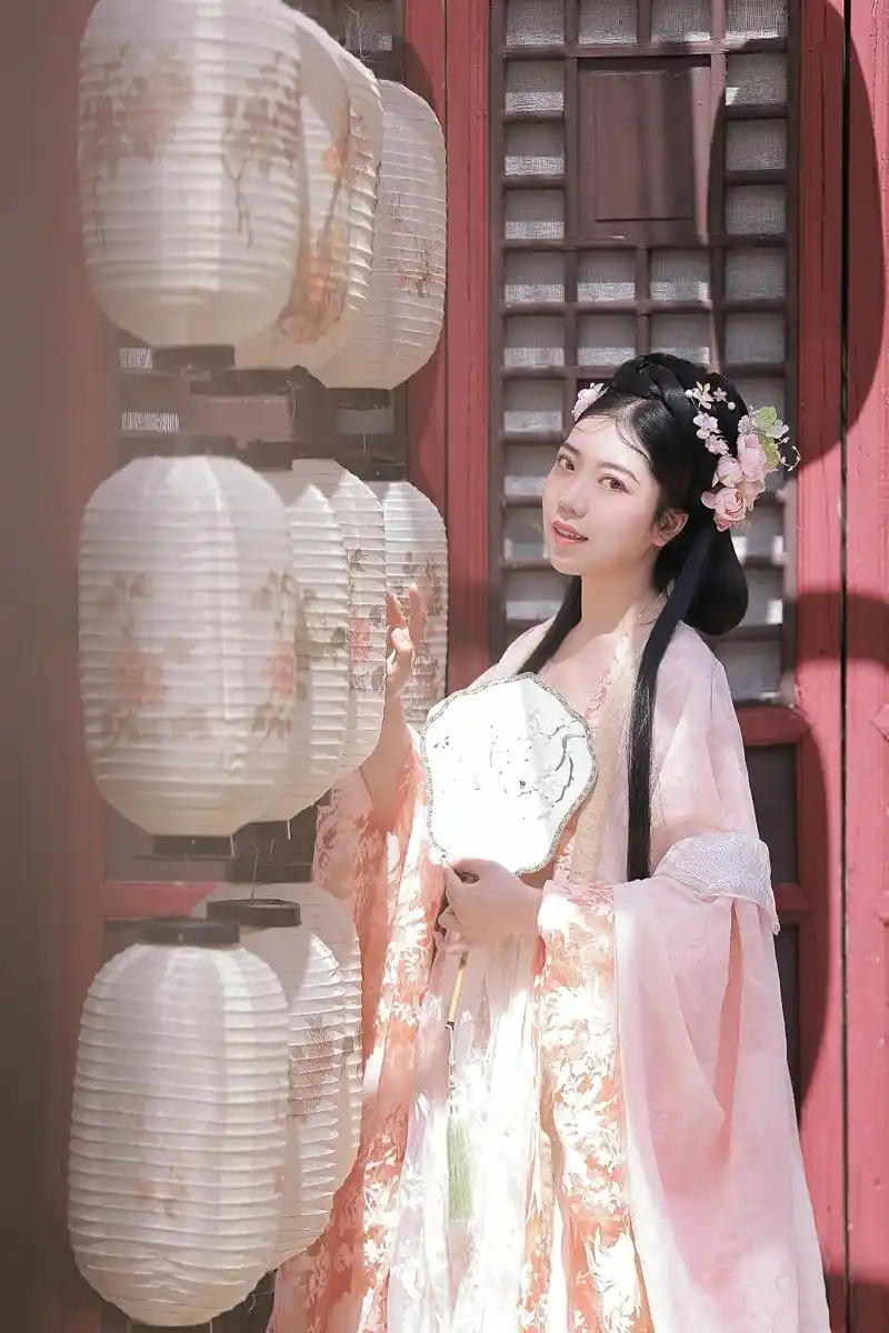 古风 #汉服 #汉服小姐姐 一念花开,一念花落,这山长水远 - 抖音