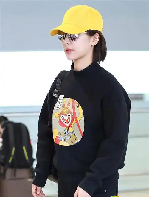 杨紫穿"孙悟空"卫衣 满脸胶原蛋白气色超好