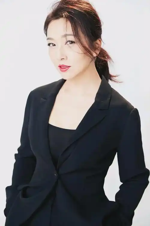 江珊的魅力随岁月增长而更显韵味,反常的反年龄现象令人少见