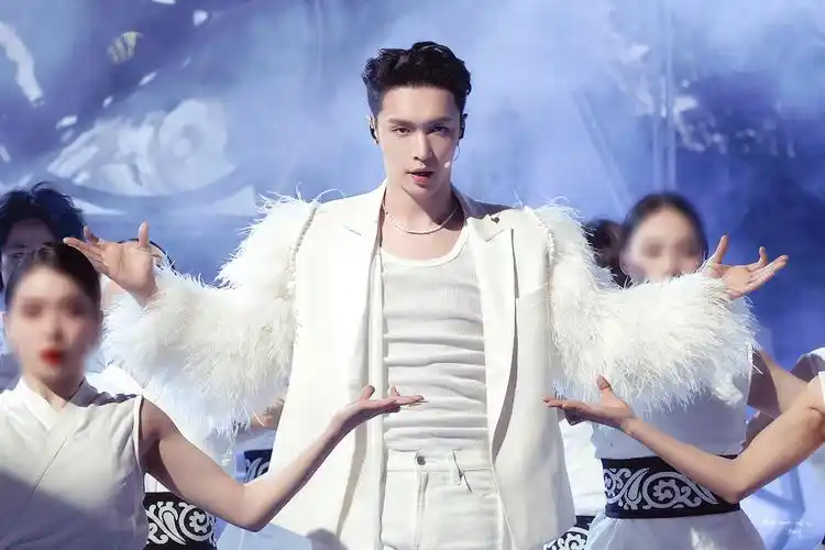 没发布节目单,手上也握有王炸,那就是已经确定参加的王一博和张艺兴