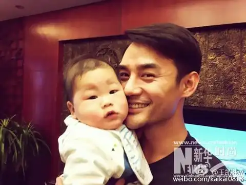 明星春节假期在忙啥范爷忙赚钱小明baby卖萌