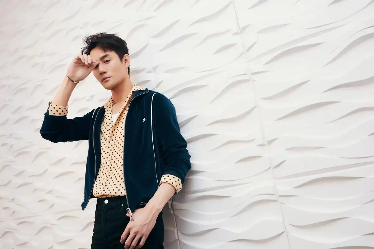 今晚的《跨界歌王》第五季,王凯将以复古摇滚造型登场,静水深流,雅人