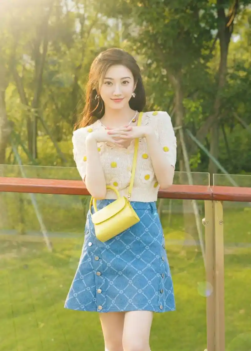 景甜最近的造型就像一幅油画,沐浴在夏日的阳光下,亮得令人发指?