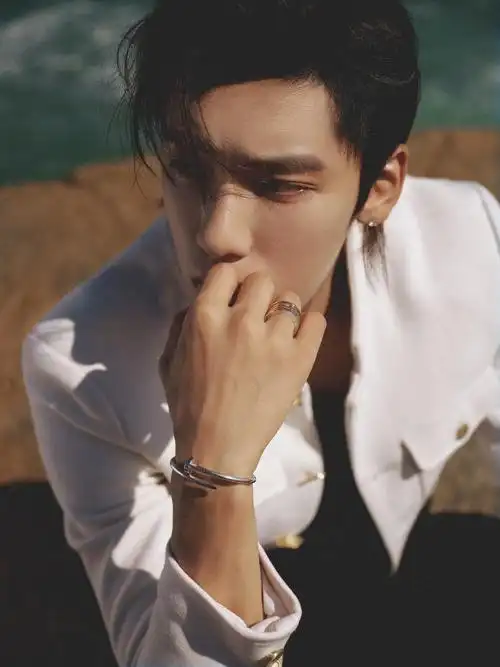 王子异身着白色短款西服上身金属扣质感十足