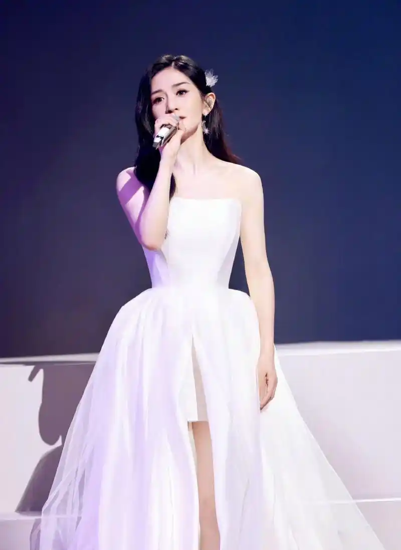 原因是谢娜在彩排时和其他姐姐分享自己的过去事情,忍不住落泪