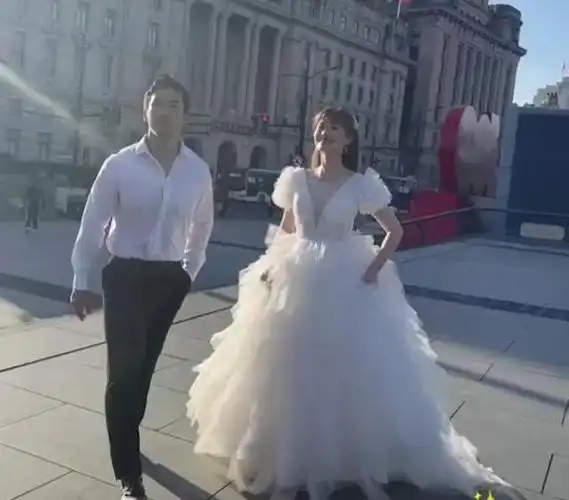 主持人万蒂妮和老公在外滩拍婚纱照,俩人准备要二胎前的留念
