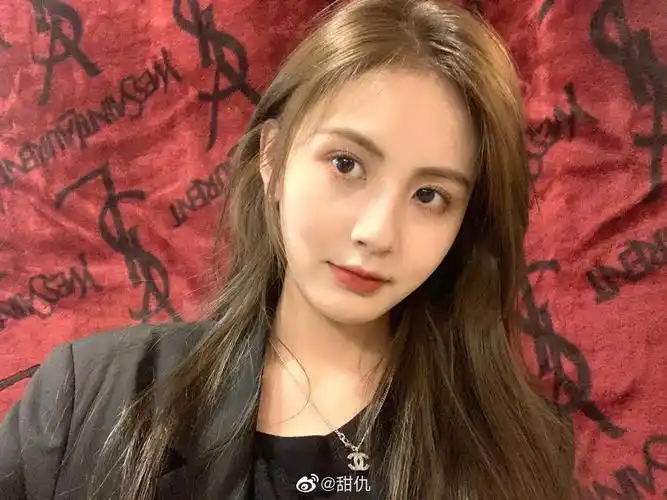 王思聪新女友私照曝光身材纤细一头棕色长发甜美可爱