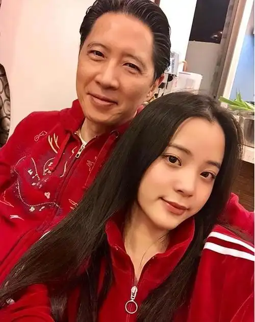 比佟丽娅还恋爱脑,为留住花心老公,怀孕7次流产4次,生下三女|陈伟霆