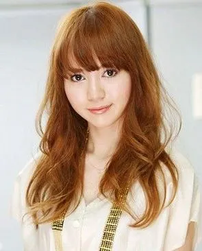 女生栗棕色头发图片 展示女生时尚美丽