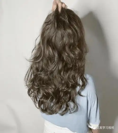 那么今天小编就为大家带来"半卷烫"女生烫发发型,修颜百搭好打理