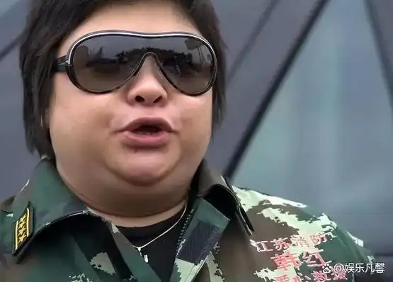 韩红自称年轻时是学校中的"校花",但回忆起当时的情景,她笑称自己曾被