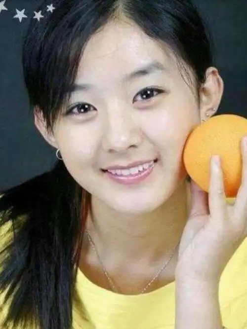 赵丽颖以前照片给人的感觉就是一枚小土妞,但现在的她真的是大翻身,她