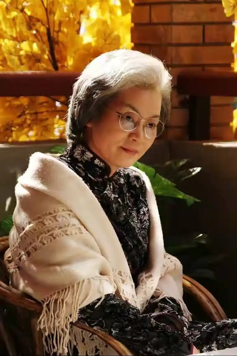 同样是奶奶辈,潘虹穿老年装,邓婕老得优雅,赵雅芝为扮嫩还在拼