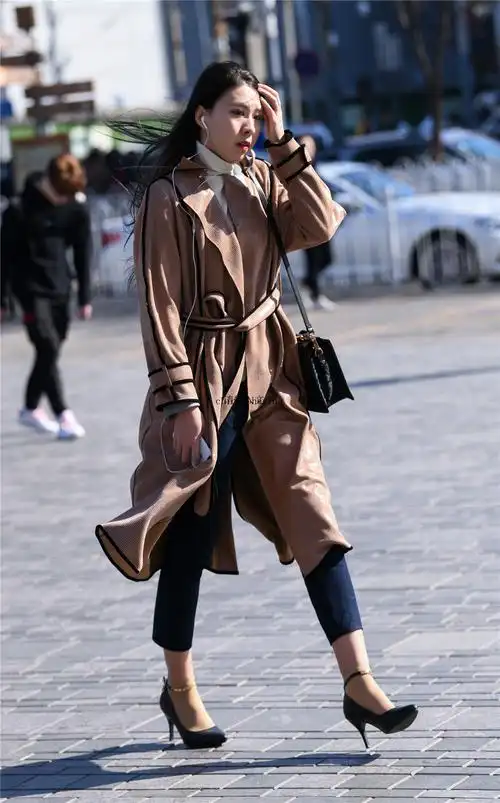 春天美女穿风衣搭配时尚又好看演绎十足的女人味儿