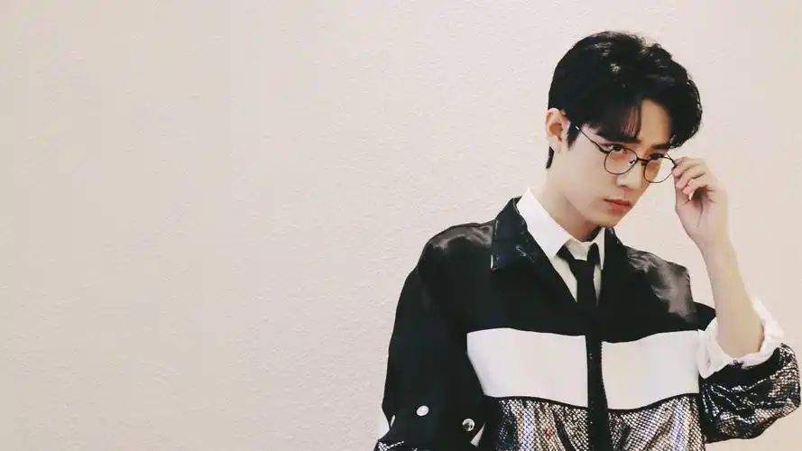 肖战有哪些好看的高清无水印图片(可以当壁纸的那种)? - 知乎