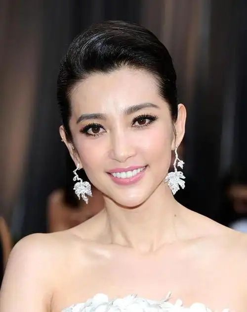 李冰冰写满一脸的微笑一脸的从容一身的爽净一身的甜意