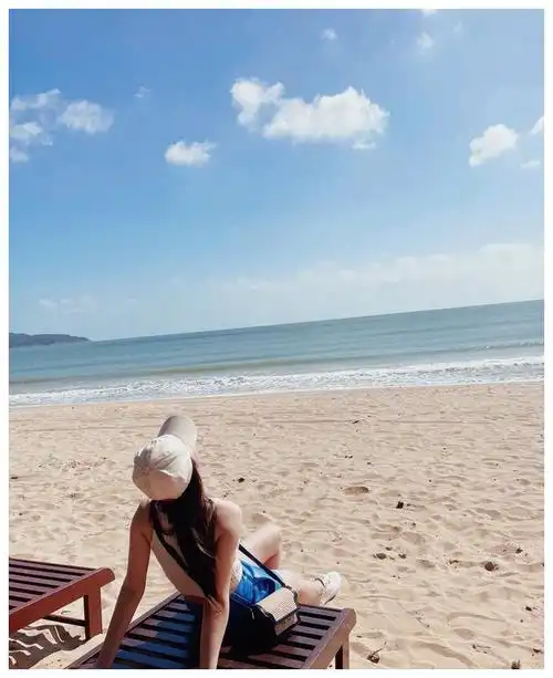 李沁海边秀美照针织衫搭配牛仔裤时尚又简约