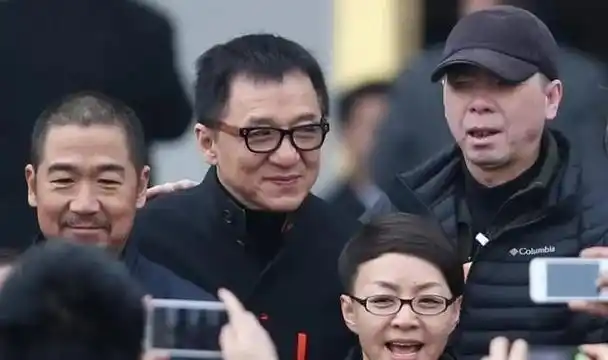 50位女星和成龙的合影曝光每一张经典又珍贵男帅女美都太惹眼