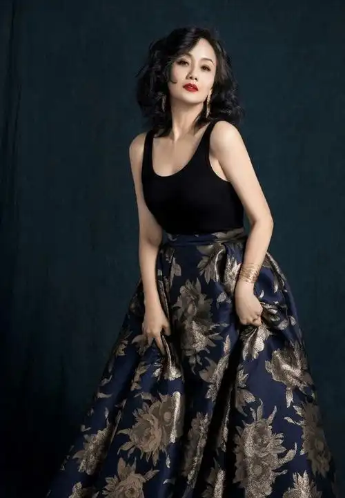 李颖天生丽质,90年代的挂历女神美到惊艳,如今57岁还年轻貌美!