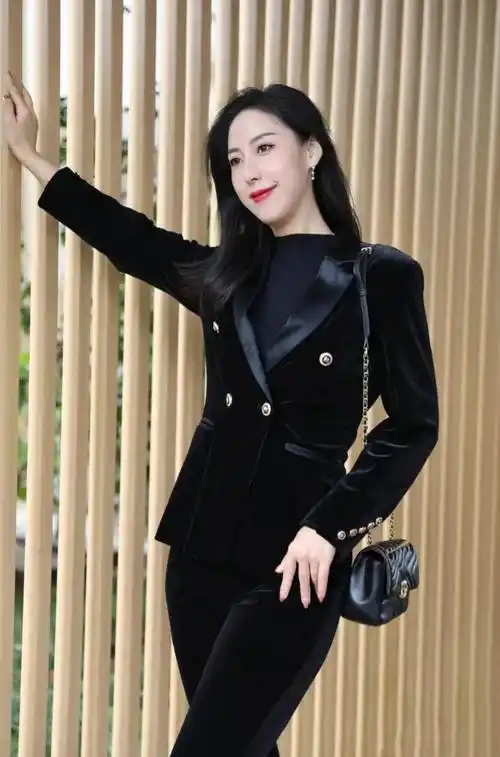女生职业装穿搭系列之七,毛料黑色商务西装的质感特别好_女性_衣服_一