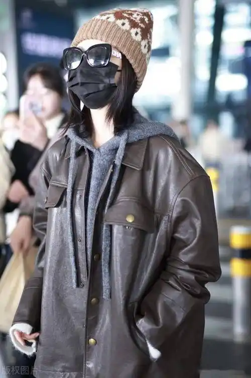 街拍:谭松韵深棕色衬衫夹克 棕色阔腿裤 针织帽温柔亲切_成都_到达