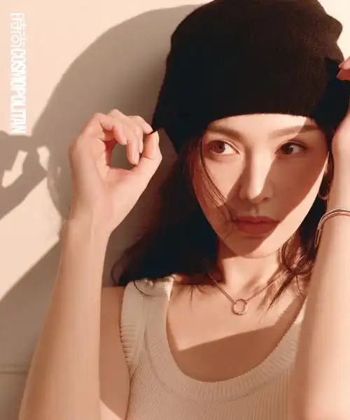 唐嫣《时尚cosmo》闭年刊封面大片,身穿fendi 2024d冬季假日系列,佩戴