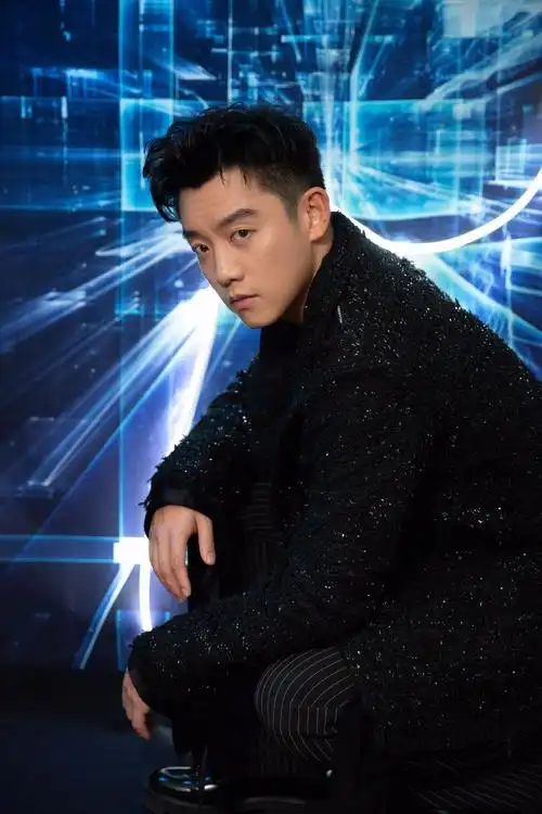 跑男郑恺扶孕肚baby,网友调侃扶苗苗扶出经验,乡土装扮接地气