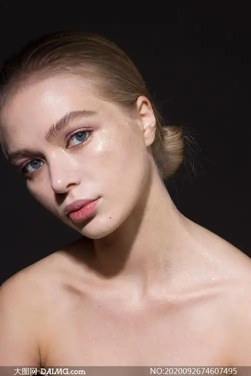 黑色背景前的模特美女人物摄影原片_大图网图片素材