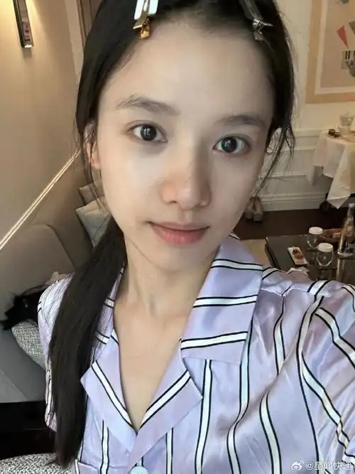 张婧仪素颜照    她是内娱素颜照最多的女明星吧,这姐真不把我们当外