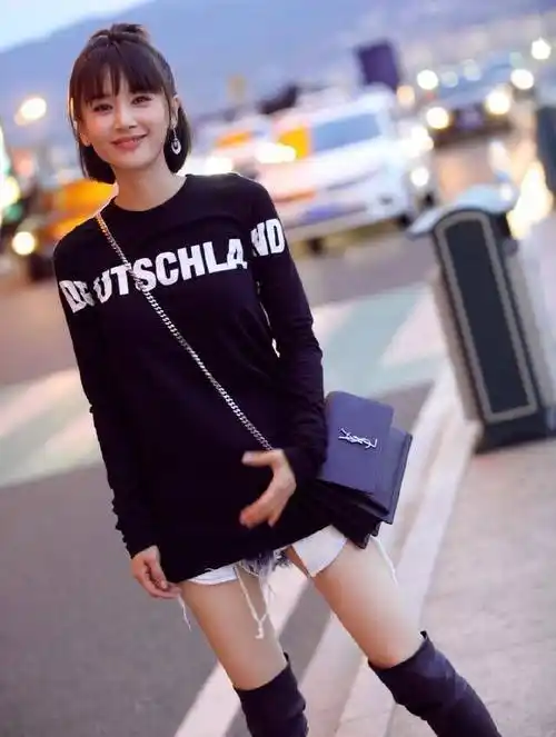 被155cm的王子文穿搭机场秀惊艳,短发造型搭黑色look显高又显瘦_个子