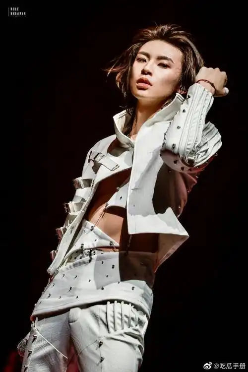 小鬼演唱会露腹肌##小鬼露腹肌##小鬼deadline巡演