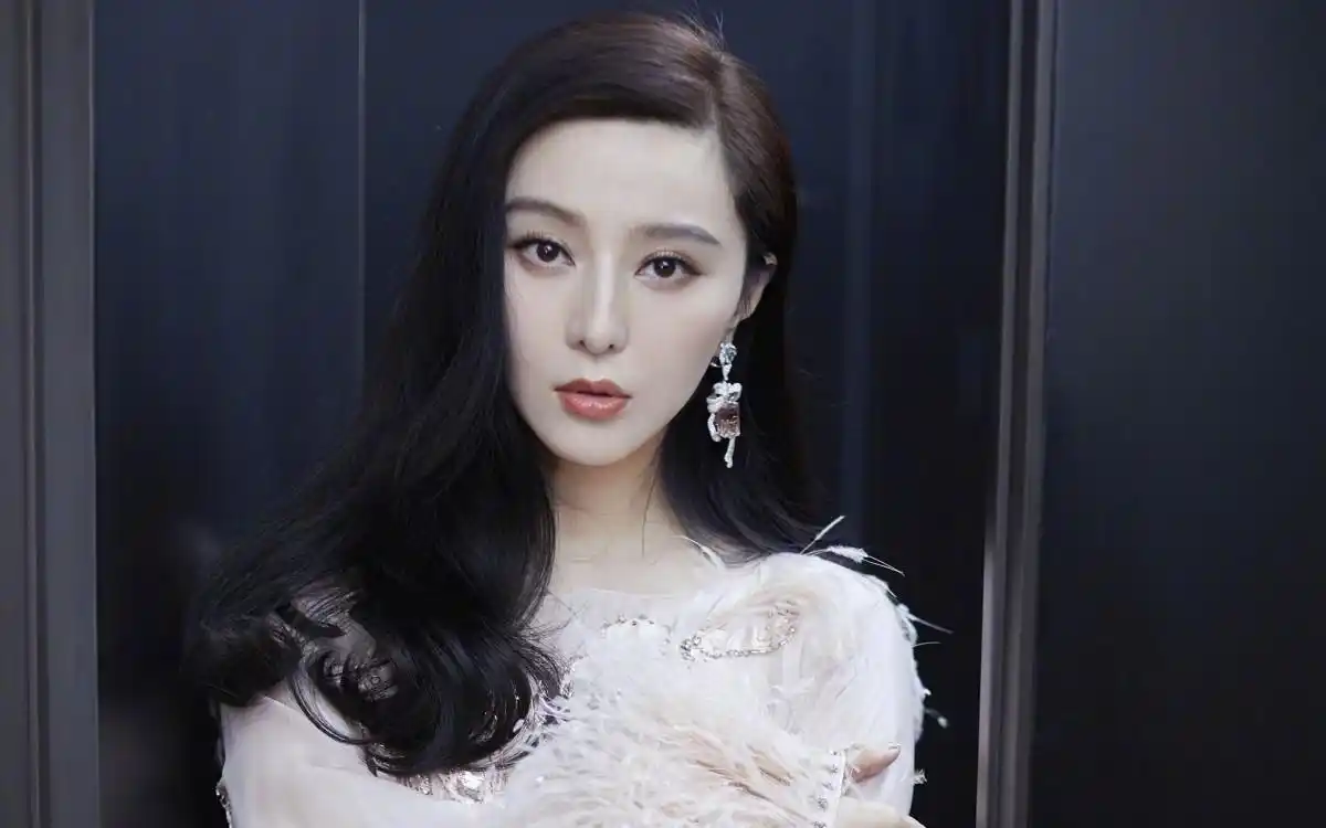 范冰冰羽毛裙图片-美女壁纸-高清美女图片-第2图-娟娟壁纸