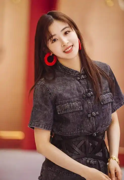 五官反而显得憨,有一些人的美是需要时间的赋予魅力的,张含韵就是如此