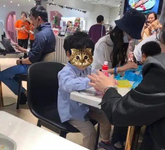 正脸庆3岁生日,小海绵鼻子高挺皮肤雪白萌态十足_黄晓明_网友_照片