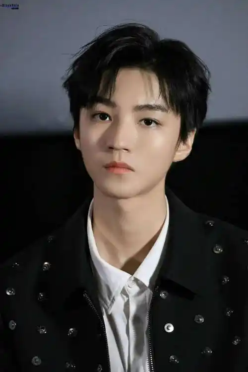 而最近,王俊凯就被谣传将和鞠婧祎合作《樱桃琥珀》.