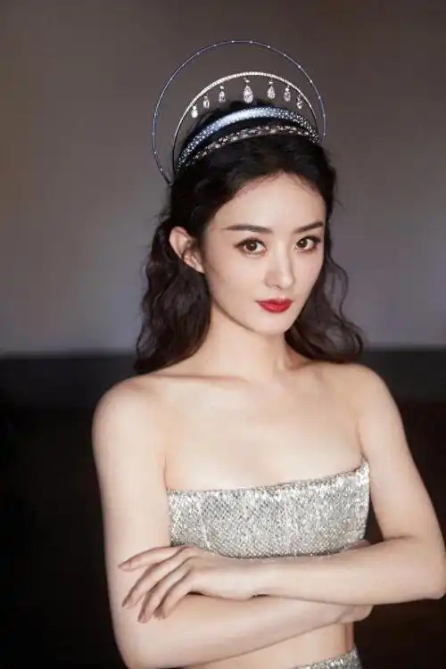 赵丽颖最新活动照好惊艳双手戴四个戒指贵气十足钻石头饰抢镜