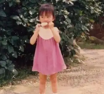 王鸥小时候照片.