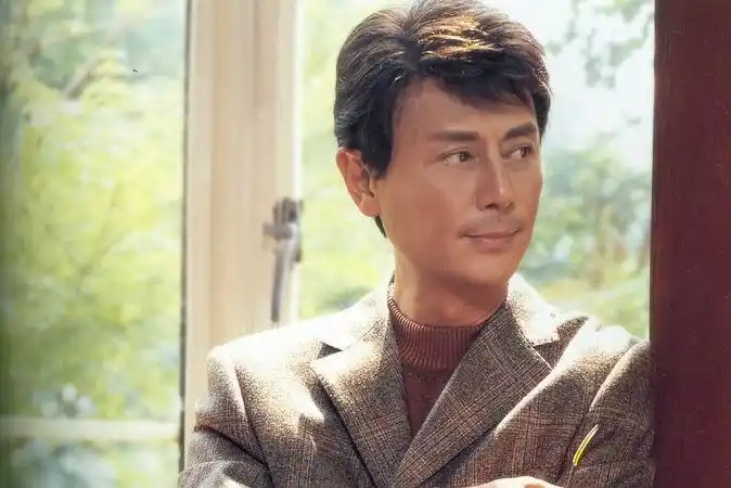 而他就是第一版《一帘幽梦》中费云帆的扮演者,他也是凭借这个角色