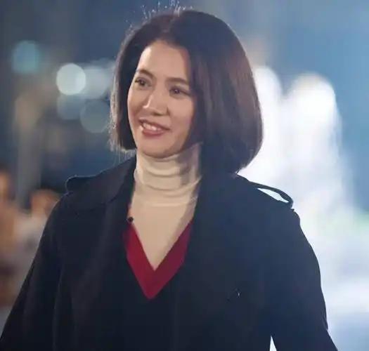 20岁被何鸿燊和富商环绕,婚后被张智霖宠成公主,袁咏仪到底有多牛_罗