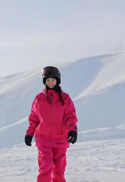 李冰冰晒最新美照身穿红色运动套装配墨镜休闲时尚