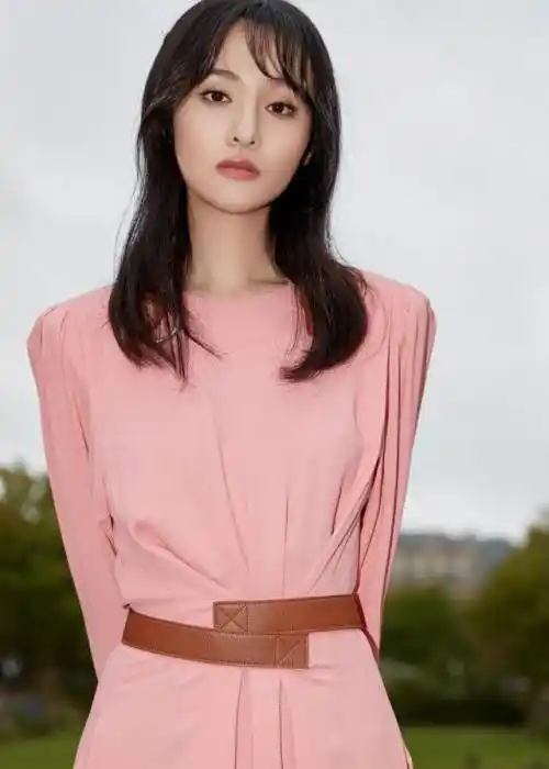 郑爽时装周穿粉色露背连衣裙,轻松驾驭轻熟风,又甜又飒