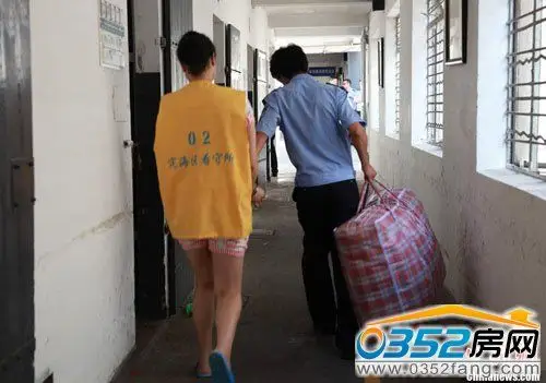 浙江某看守所搬迁 武警全副武装一对一式押解