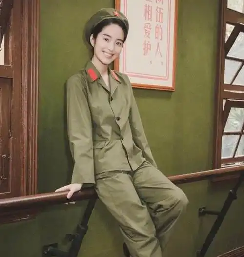 杨采钰在一众文艺女兵中,并不出挑,电影中的萧穗子和何小萍似乎更亮