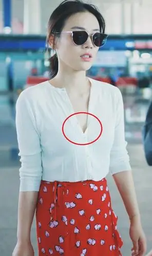 马思纯"学坏"了!衬衫有纽扣却不全系上,网友:这样穿性感!