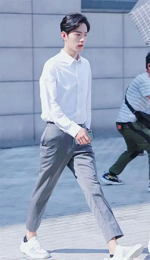 肖战曾自曝没人追看到他劈叉式走路真没撒谎