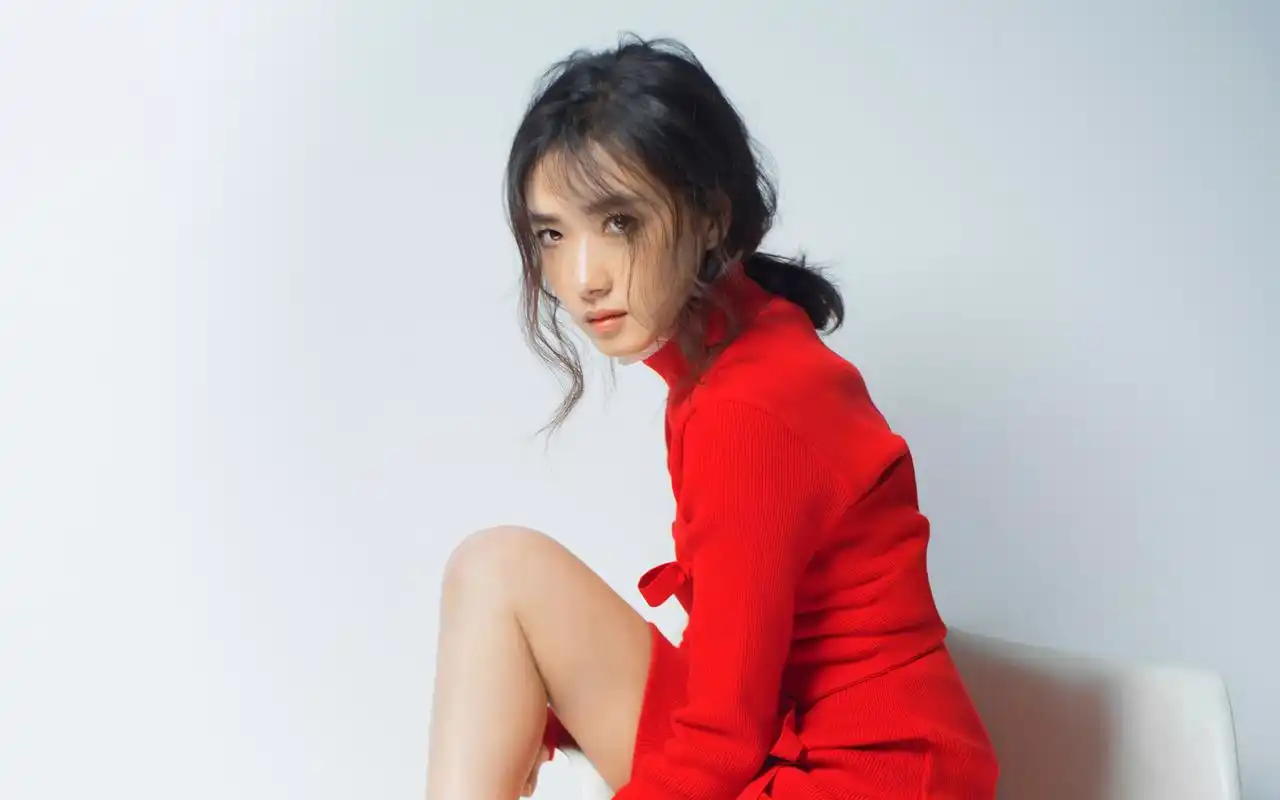 万茜红衣性感美腿写真图片桌面壁纸