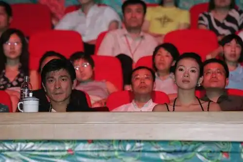 图文坐在观众席上的刘德华和章子怡